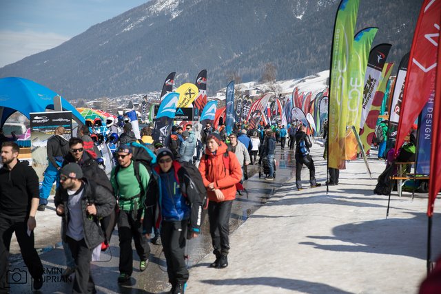 Reges Treiben am Landeplatz im Neustifter Moos: Der Stubai Cup war 30 Jahre lang Treffpunkt für die Szene. | Foto: Armin Kuprian