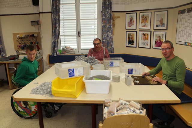 Rene Gatterbauer, Gottfried Schusterbauer und Manfred Schneebauer bei der Arbeit. Sie sind in der Textil- und Industriegruppe beschäftigt. | Foto: Michelle Bichler