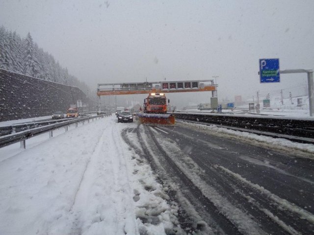 Arlberg-Region: ASFINAG-Winterdienst ist rund um die Uhr im Einsatz (Symbolbild).