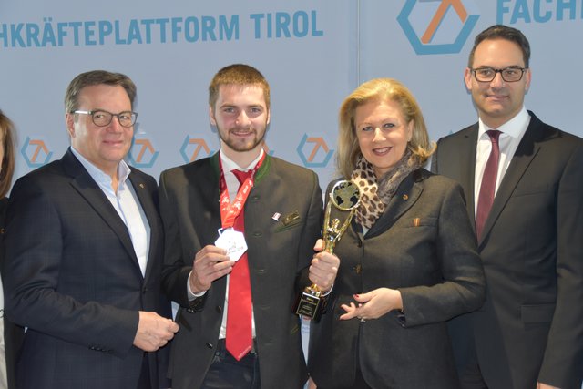 Karriere mit Lehre: Gold bei den Europameisterschaften für Florian Schwarzenauer. LH Platter, LR Zoller-Frischauf und Präs. Walser gratulieren