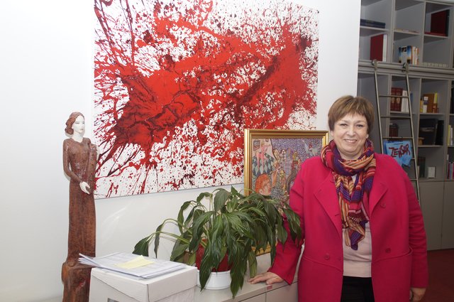 Mit Kunstwerken von Meidlinger Künstlern schmückt Gabriele Votava das Vorsteher-Büro. | Foto: Pufler