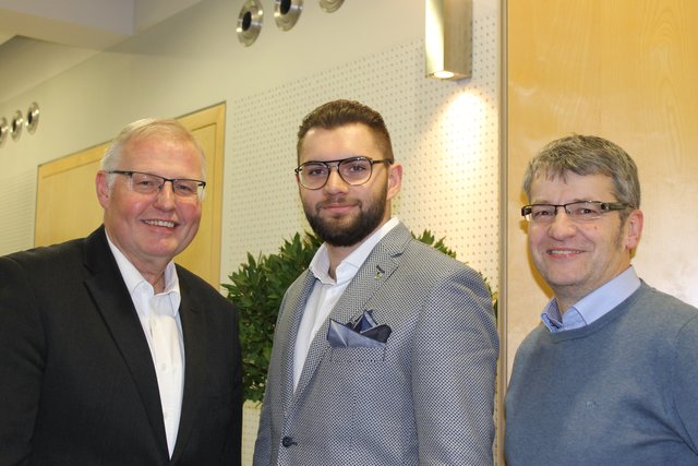 Gemeinderäte Gerhard Bruckbauer und Marco Baccili mit Raimund Buch (BezirksRundschau Braunau).  | Foto: BRS