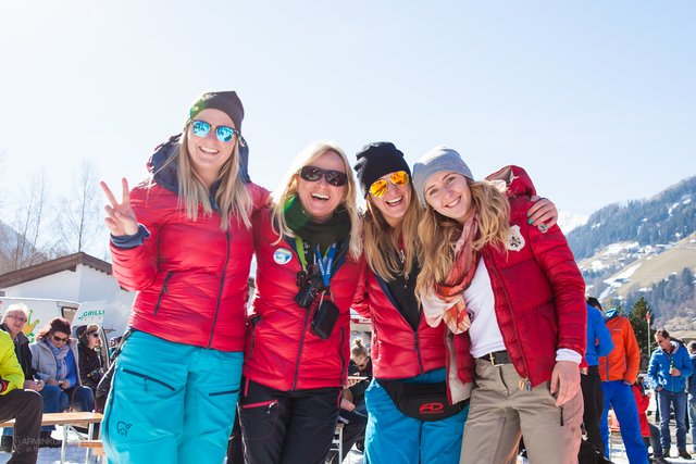 Würden jetzt normalerweise mitten in den Vorbereitungen für das Stubaier Gleitschirm-Event des Jahres stecken: Florina Eller, Monika Eller, Conny Gleirscher und Johanna Eller (v.l.) | Foto: Armin Kuprian