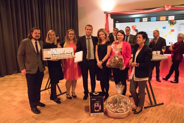 Gemeindevorstand Robert Orieschnig mit den Gewinnern der Hauptpreise