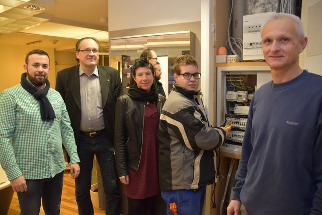 WIFI-Gänserndorf-Standortleiter Pawel Kocemba, Zweigstellenleiter Erich Stratjel, Trainerin Verena Olsacher, Lehrling Raphael Mold und Firmenchef Martin Legerer.