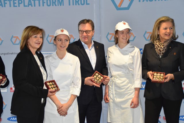 Süßes für die Politik von den Konditorenlehrlingen