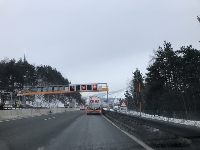 Den ganzen Winter über ist im Bereich der Europabrücke Tempo 80 verordnet. Grund ist die temporäre Mittelstreifenabsicherung. | Foto: Kainz