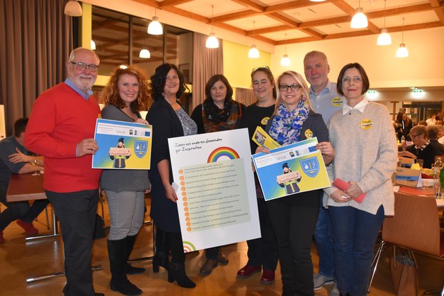Bgm. Hermann Kühtreiber, Marika Ofner, Rosa Maria Eglseer mit ihren Mitarbeiterinnen, MarionTörök, Manfred Bichler und Andrea Ambrozy.  | Foto: Zeiler