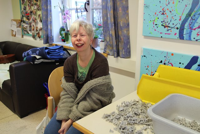 Bettina Hölzl aus Andorf ist gerade beim Sortieren von Montageteilen. Sie ist Teil der Aktivgruppe in der Lebenshilfe Werkstätte Eggerding – Arbeit ist in dieser Gruppe kein Muss, sondern freiwillig.  | Foto: Michelle Bichler