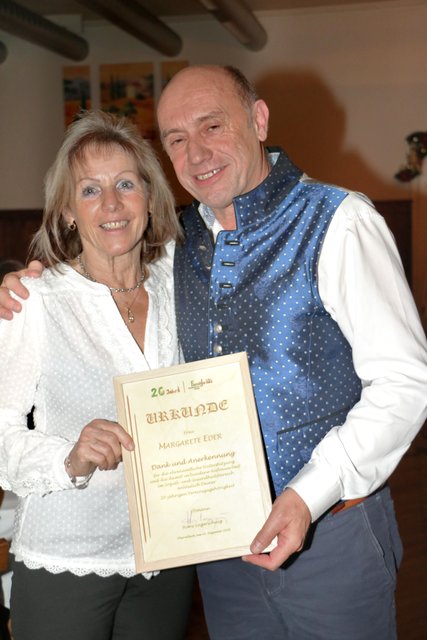 Die Urkunde für Margarete Ebner, überreicht von Hans Sagerschnig