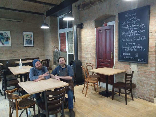 Die beiden Brüder Manuel (l.) und Benjamin Hötzendorfer haben Restaurant und Bar in der "Wilden Ehe" verbunden. | Foto: Hazod