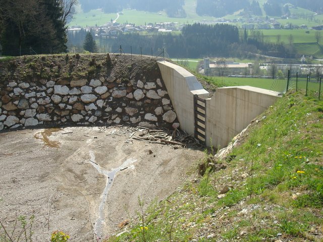 Geschiebebecken und Rückhaltesperren am Feichtnergraben in Westendorf.