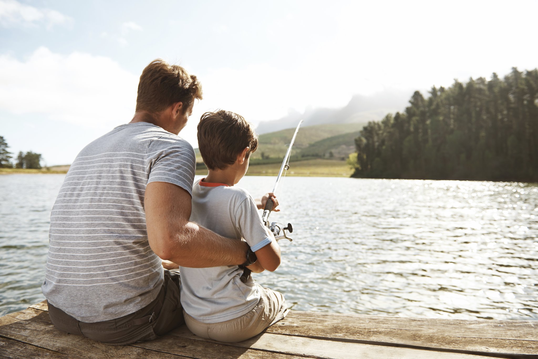 Футболка это мой папа. Папа с сыном рыбачат. Папе стишок про рыбалку. Мой папа любит рыбалку. Сын и отец в лодке.