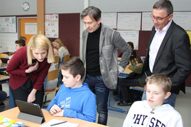 Christine Haberlander, Siegfried Kainberger und Bürgermeister Johann Weirathmüller mit Schülern der 3b. | Foto: BRS