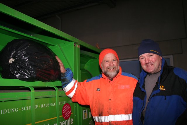 Robert Steger (rechts) hat seinen Kleiderkasten ausgeräumt. | Foto: Christa Nothdurfter