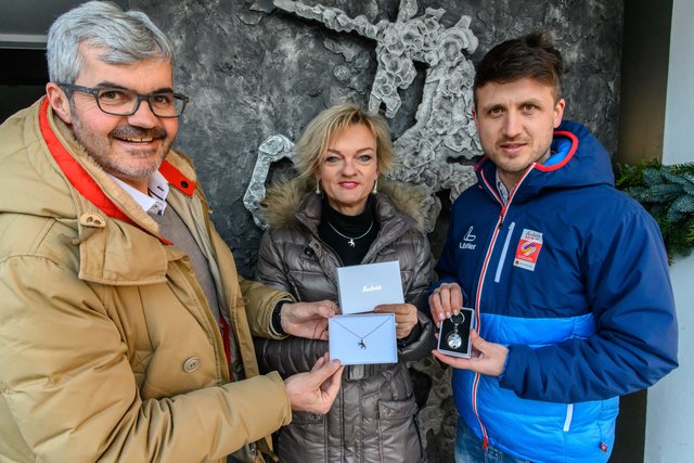 Petra Haid designt für Seefeld VIP-Präsente zur FIS Nordischen Ski WM 2019, hier mit Bgm. Werner Frießer und TVb-GF Elias Walser (r.). In modernem, jungen Design präsentiert Petra Haid das Einhorn als exklusives Silber-Collier und als eleganten Schlüsselanhänger. | Foto: Holzknecht