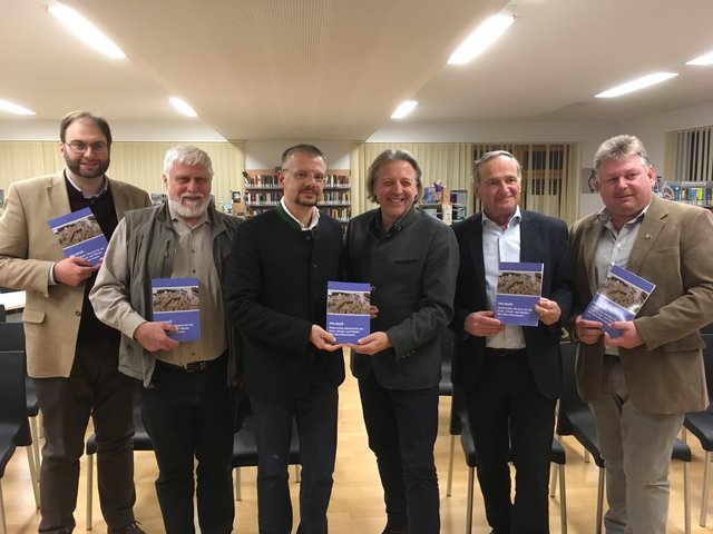 Andreas Haider (Pregarten), Vzbgm.i.R.  Willibald Bissenberger (Hollenstein), Martin Prieschl (Waidhofen), Vzbgm. Adolf Brunnthaler (Weyer), Bgm. Gerhaud Klaffner (Weyer), Vzbgm. Walter Holzknecht (Hollenstein). Andreas Haider (r.k. Dekanat Pregarten), Vizebürgermeister iR Willibald Bissenberger (Hollenstein), Martin Prieschl, (Redakteur PRO REGIO), Vizebürgermeister  Adolf Brunnthaler (Weyer, Redakteur PRO REGIO), Vizebürgermeister Walter Holzknecht (Hollenstein) (v. li.). | Foto: Gde. Weyer