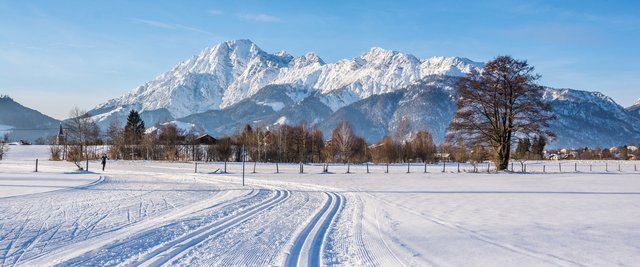 Vor dem herrlichen Panorama des Steinernen Meeres besticht Saalfelden durch ein 150 km langes Loipennetz. Neben Rundwegen verschiedener Länge bestehen Anbindungen nach Maria Alm, Zell am See und Hochfilzen. Am Ritzensee gibt es auch die Möglichkeit zum Langlaufen bei Flutlicht. | Foto: TVB Saalfelden Leogang