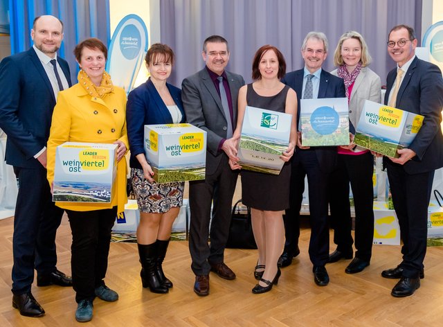 Der Vorstand der LEADER Region Weinviertel Ost, Hausherr Bgm. Christian Frank aus Herrnbaumgarten, Bgm.  Anna Steindl (Wolkersdorf), Bgm. Brigitte Ribisch, (Laa/Thaya), Bgm. LAbg.  Manfred Schulz (Gnadendorf), Christine Filipp (GF LEADER Region Weinviertel Ost), gemeinsam mit LT-Präs. Karl Wilfing und Bezirkshauptfrau Gerlinde Draxler. | Foto: LEADER Weinviertel Ost