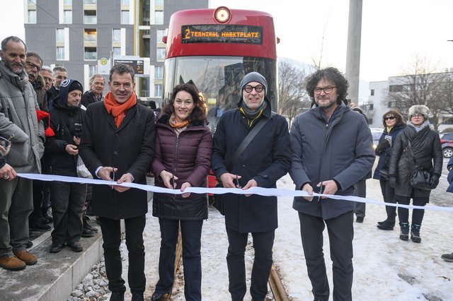 Bürgermeister Georg Willi, LH-Stellvertreterin Ingrid Felipe, IVB-Geschäftsführer Martin Baltes und IKB-Vorstandsdirektor Thomas Pühringer schicken die neue Tram offiziell auf die Reise. | Foto: IVB/Berger