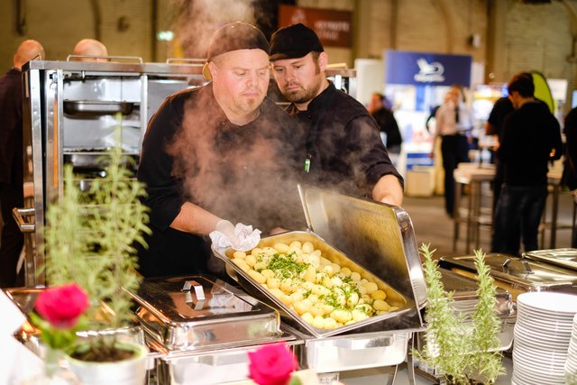 Die Küchenchefs Eduard Sandor (re.) und Peter Petrovanszki verführen ihre Gäste mit raffiniert zubereiteten Speisen und stellen höchste Anforderungen an die Qualität ihrer Produkte.