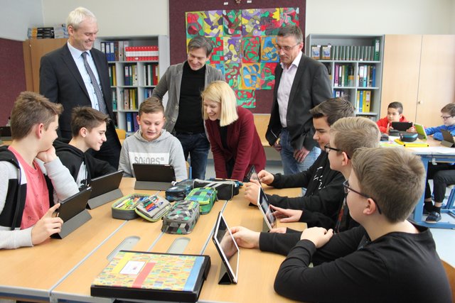 Direktor Gerald Gruber-Kalteis, Deutschlehrer Siegfried Kainberger, Landesrätin Christine Haberlander und Bürgermeister Johann Weirathmüller mit einigen Schülern der 3a. | Foto: BRS