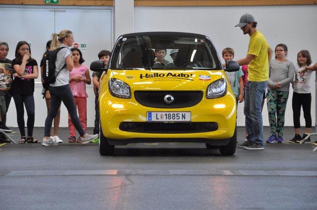 In "Hallo Auto!" wird den Kids unter anderem gezeigt, wie lange der Bremsweg von einem Auto ist.