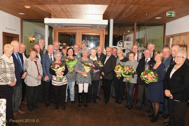 Ilse und Johann Spazierer, GR Klaus Tremmel, Annemarie Habres mit Josef Klima, GGR Ernst Spitzbart, Wilhelm und Magda Carhaun, Gerhard und Margit Eger, Adela Kruschik, Siegfried Hofer, Klaus Kruschik, Erzsebet Domoskos, Helga und Norbert Stöger, Bürgermeister Ferdinand Köck, Friedrich und Waltraud Stifsohn, Helga und Josef Tötzl, Rudolf Freudorfer mit Josef Stierböck, Brigitta und Günther Grüner, Gerhard Pinter und GR Helga Dworan.