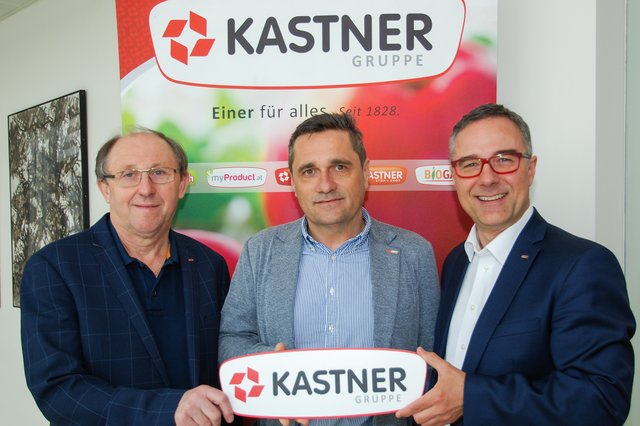 Ronald Tanczos (Mitte) folgt Prokurist Franz Müller, Geschäftsführer Christof Kastner (rechts) gratulierte. | Foto: Kastner