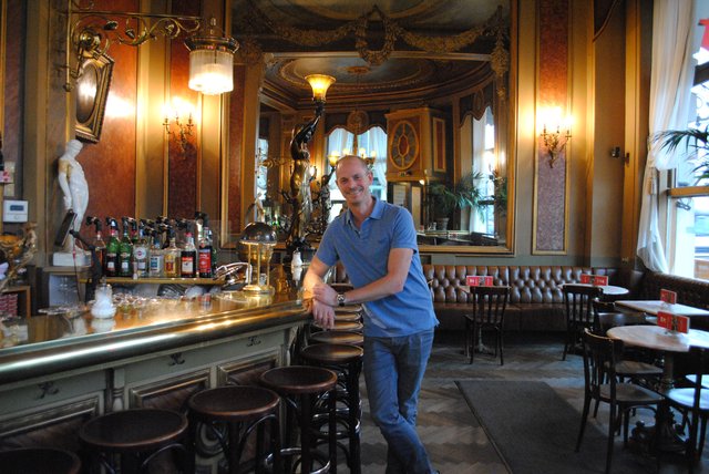 Geschäftsführer Eric Deschmann erfreut sich täglich an der besonderen Atmosphäre im Café. | Foto: Brunnbauer