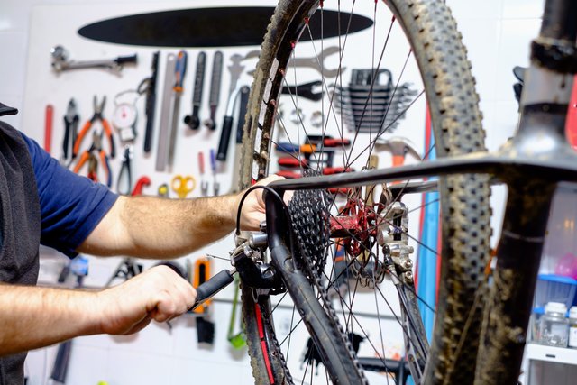 Bei "re.use bike" in der Klammstraße 2 kann man sich  bald sein Fahrrad reparieren lassen.  | Foto: fotolia