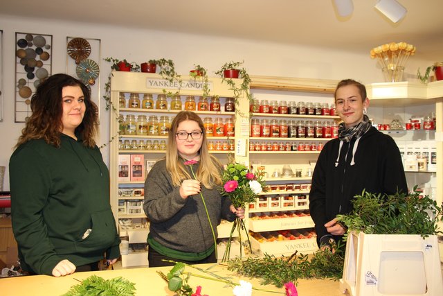 Floristin in Ausbildung: Sarah Kafka (Mitte) mit Kollegin Natalie Piereder und Kollege Manuel Harmer.