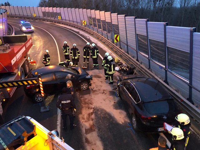 Zwei PKWs kollidierten. | Foto: FF Klosterneuburg