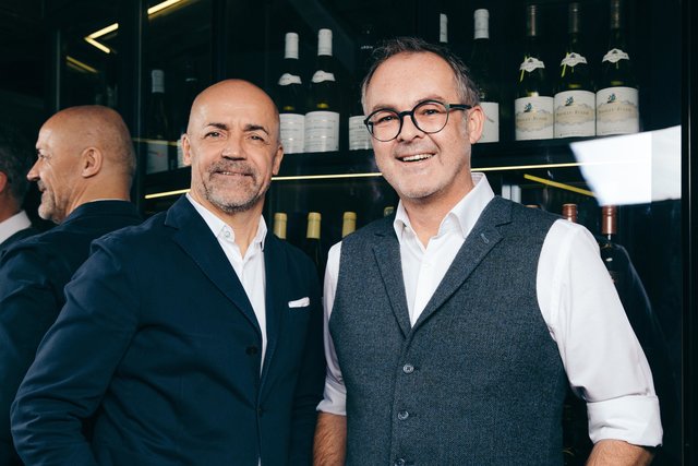 Staffelübergabe im "Eckstein": Albert Kriwetz (r.) übernimmt von Michael Schunko das Top-Lokal am Mehlplatz. | Foto: Markus Mansi