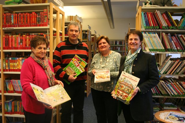 Bgm. Steindl und das Büchereiteam freuen sich über die ungebrochene Beliebtheit der Stadtbibliothek Wolkersdorf. | Foto: Stadt Wolkersdorf