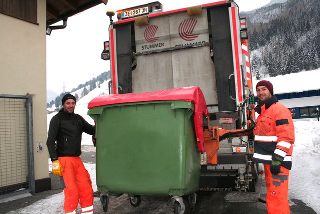 Beim Ausleeren der Papiercontainer: Sascha Hainzelmaier und Kevin Gassner von der Firma "Gassner Mülltransporte GmbH." | Foto: Christa Nothdurfter