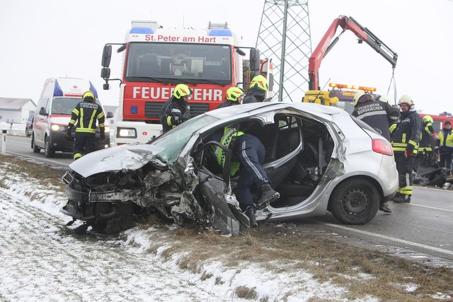 Die beiden Fahrzeuglenker wurden ins Krankenhaus Salzburg geflogen.  | Foto: Daniel Scharinger