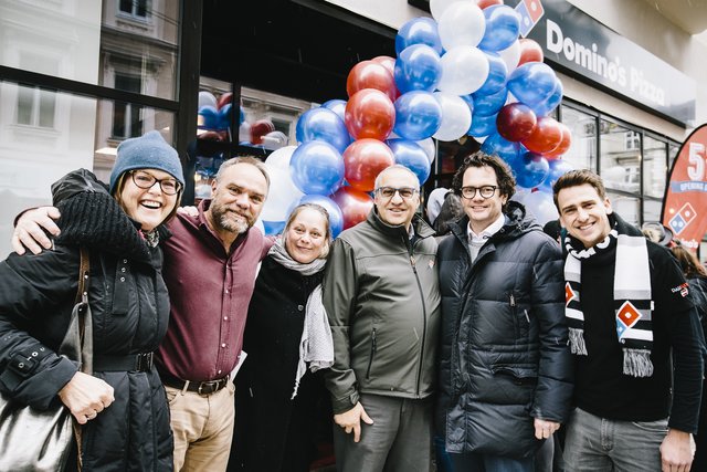 Pizzahungrig: Patrick Eppacher (Domino’s Austria) mit Bezirksvorsteher Markus Reiter und Ghanem Jaber (Daufood, v.r.).