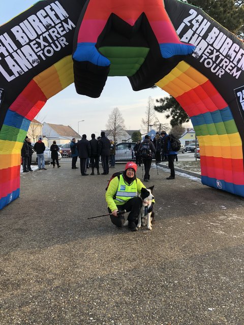 Daniela Hummel von den Bezirksblättern GS/JE vorm Start in Apetlon. Hündin Gypsy marschierte die 45 Kilometer mit.