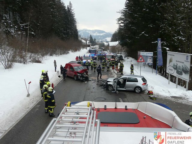 Drei Feuerwehrortsgruppen waren mit 67 Kameraden im Einsatz bei dem Autounfall.