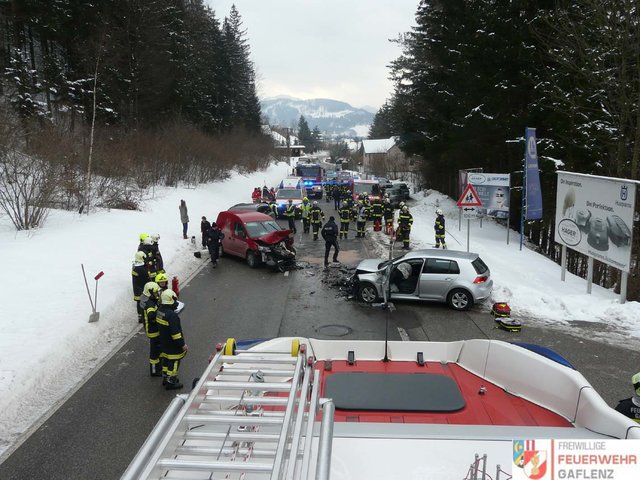 Drei Feuerwehrortsgruppen waren mit 67 Kameraden im Einsatz bei dem Autounfall. | Foto: FF Gaflenz