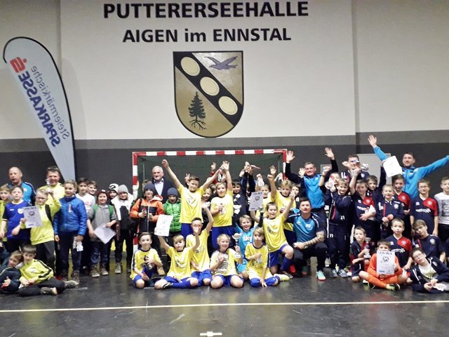 Die Mannschaften der U11 posieren für das Siegerfoto. Das Turnier konnte die SG Aigen/Irdning für sich entscheiden. | Foto: SV Aigen
