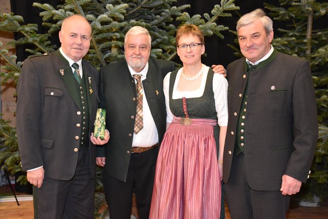 Landesjägermeister Sepp Brandmayr mit dem wieder gewählten Bezirksjägermeister Ulf Krückl, seinem Stellvertreter Ernst Froschauer und Rosemarie Ferstl. 
