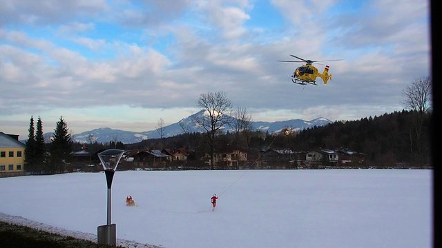 Das Bergungsseil wird nach der Absetzung des Verletzten vom Hubschrauber abgehängt