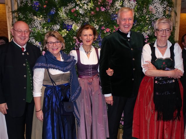 ein grner Strauch mit fnf gelben Frauenblmchen enthalten war. Oben auf Nr. 4 und die Herrschaft Grafenegg bt hier die Rechte eines Landge: richtes aus. Behauste Von Handwerkern sind nur die allernthigsten zu treffen. Frauen Darstellung des Erzherzogthums Oesterreich unter der Ens: