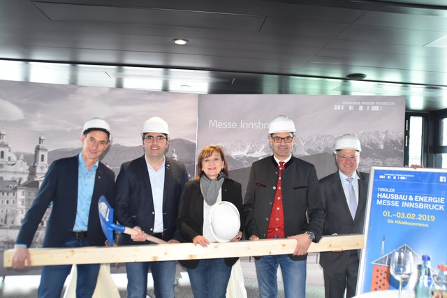 Simon Kathrein (Lanedsinnungsmeister Holzbau), Anton Rieder (Landesinnungsmeister Bau), Beate Palfrader (Landesrätin für Wohnungs- und Siedlungswesen; Wohnbauförderung) , Christoph Walser (Präsident der Wirtschaftskammer Tirol) und Christian Mayerhofer (Geschäftsführung Congress Messe Innsbruck) | Foto: Isser