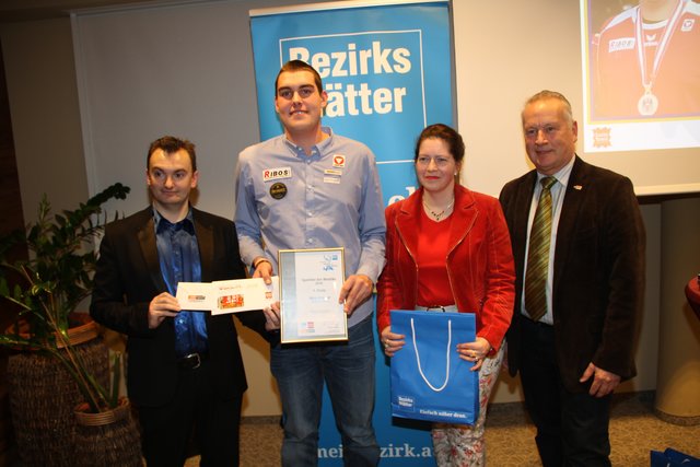 Sportler des Bezirks: Michael Strini, Nico Wiener, Debora Bene-Petle (Gigasport) und ASVÖ-Präs. Robert Zsifkovits