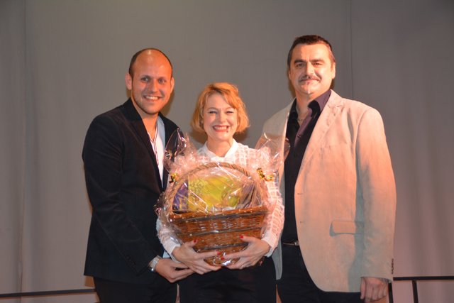 Für Elke Winkens gab es als Willkommensgruß einen Geschenkskorb: Daniel Karacsonyi, Elke Winkens und Bgm. Martin Kramelhofer