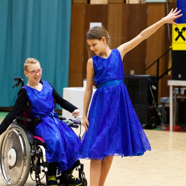 Angelina &amp; Bettina Reisek bei ihrer Rollstuhl-Kombi-ChaCha-Kür vom UTSS Gänserndorf. | Foto: Regina Courtier