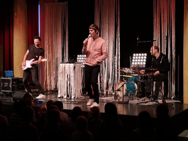 Der Kinder-Pop-Star Matthäus Bär begeisterte nicht nur das junge Publikum im Bambergsaal.